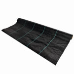Folie antiburuieni/mulcire din polipropilena, MESTERINO PP1000150, 1 m X 50 m, densitate 100g/mp culoare neagra cu dungi, protectie UV - In lucru