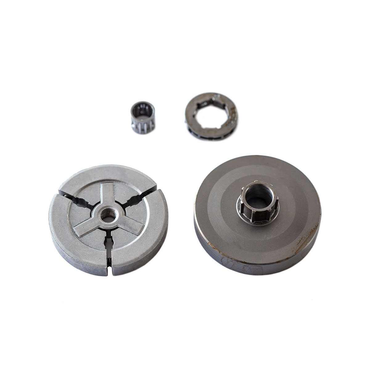 Ansamblu ambreiaj Micul Fermier cu pinion, pentru drujba 2T 52cc – In lucru Ansamblu ambreiaj Micul Fermier cu pinion, pentru drujba 2T 52cc - In lucru