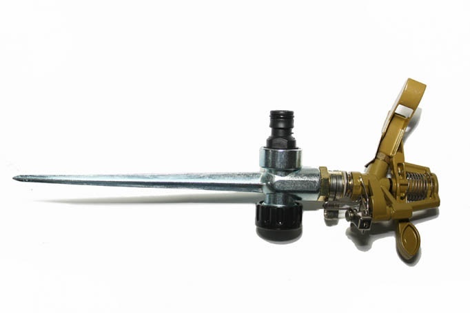 Aspersor rotativ metalic Micul Fermier, cu impuls, tarus metalic – In lucru Aspersor rotativ metalic Micul Fermier, cu impuls, tarus metalic - In lucru