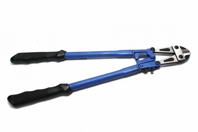 Cleste Micul Fermier, pentru buloane, 450mm – In lucru Cleste Micul Fermier, pentru buloane, 450mm - In lucru