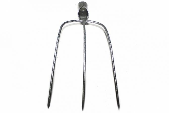 Furca cu 3 coarne din metal – In lucru Furca cu 3 coarne din metal - In lucru