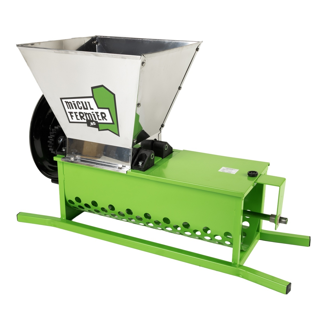 Zdrobitor struguri manual Micul Fermier, cuva 30L, capacitate maxima de productie 600 Kg/h, cu desciorchinator – In lucru Zdrobitor struguri manual Micul Fermier, cuva 30L, capacitate maxima de productie 600 Kg/h, cu desciorchinator - In lucru