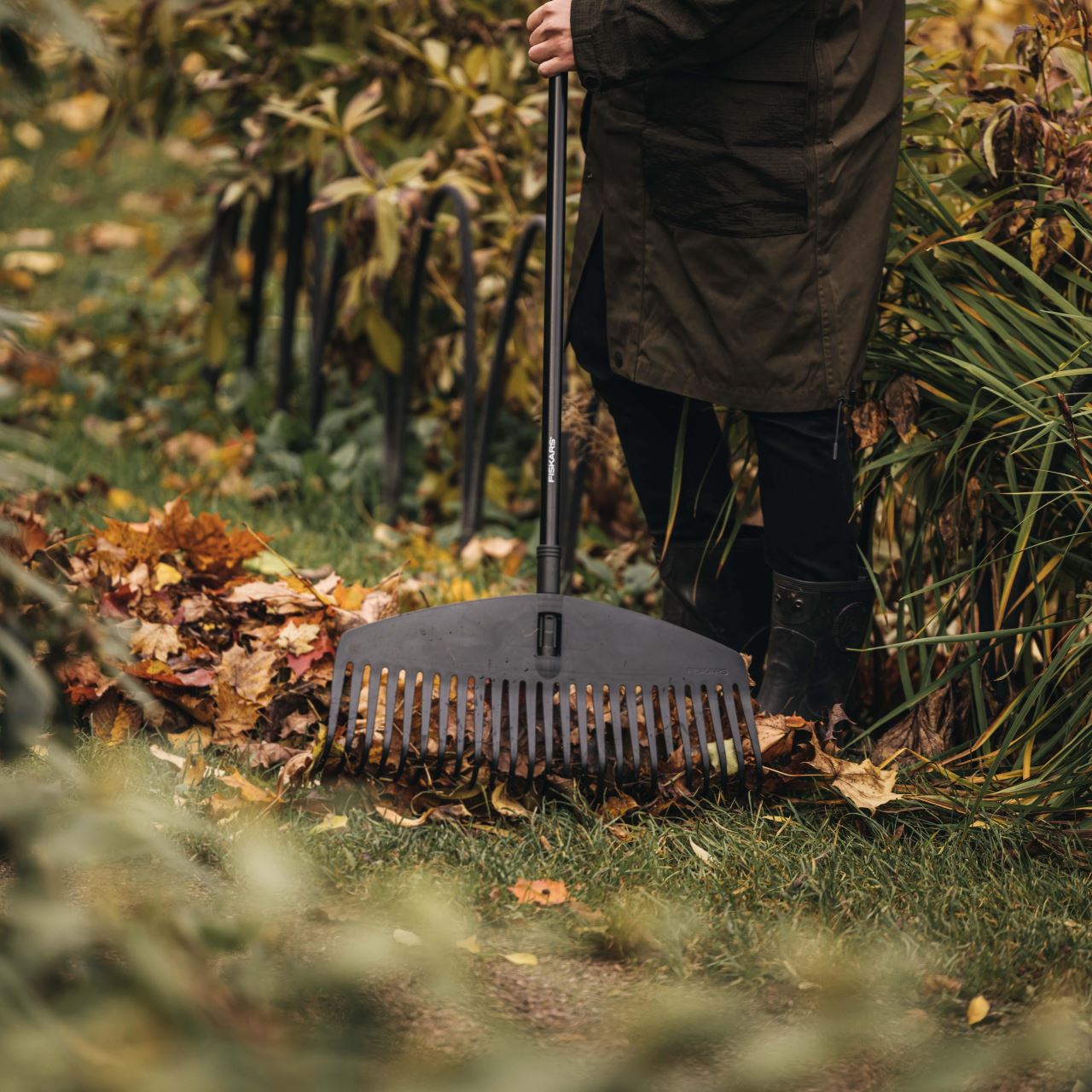 Grebla pentru frunze Fiskars Solid L, 175 cm, 500 g - imagine 5