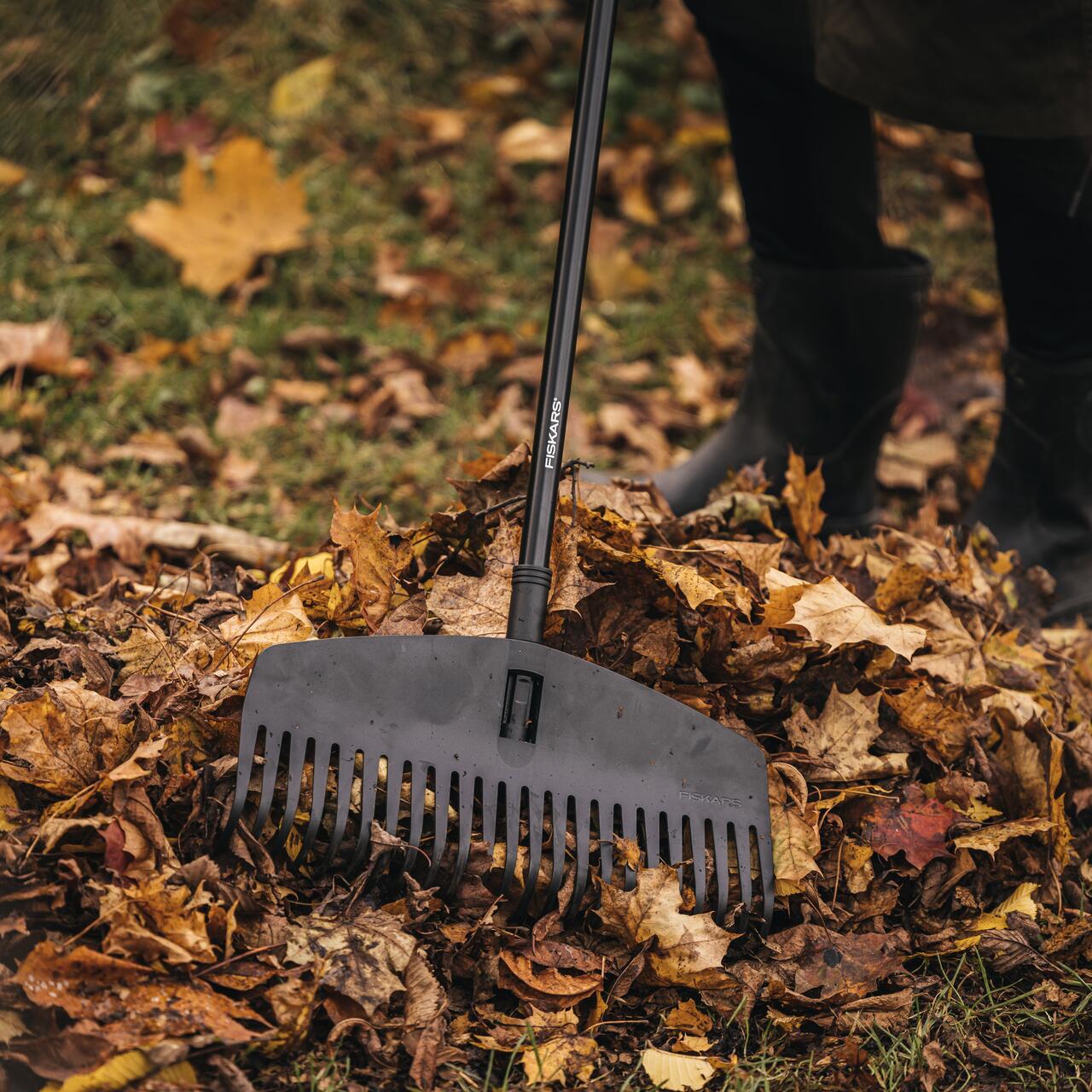 Grebla cu coada pentru frunze Fiskars Solid M, 1063090, 500 g - imagine 3