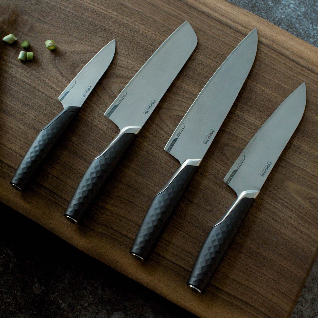 Cutit santoku Fiskars Titanium, 20 cm - imagine 5