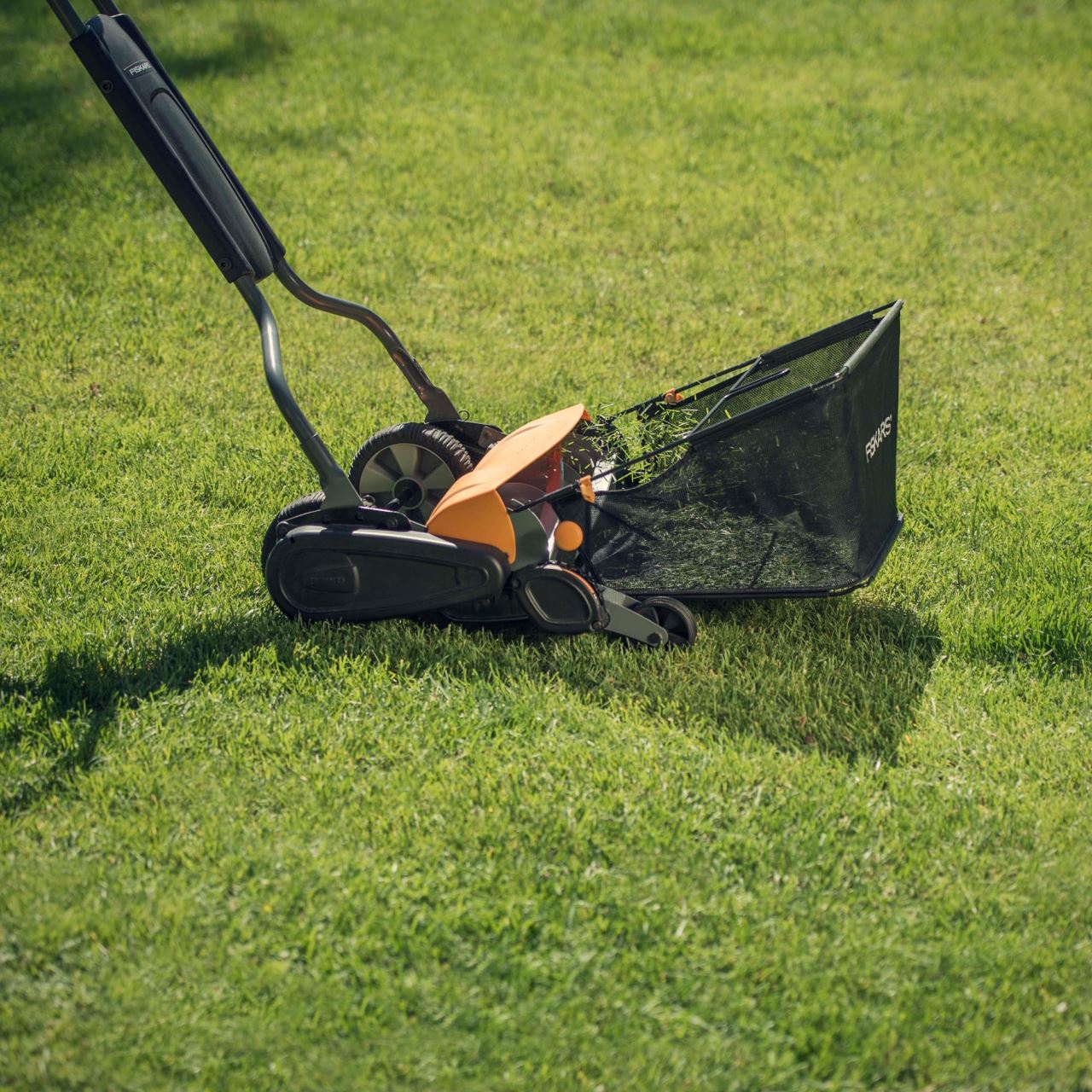Masina manuala de tuns gazonul Fiskars StaySharp Max, 610 mm, 20 kg - imagine 6